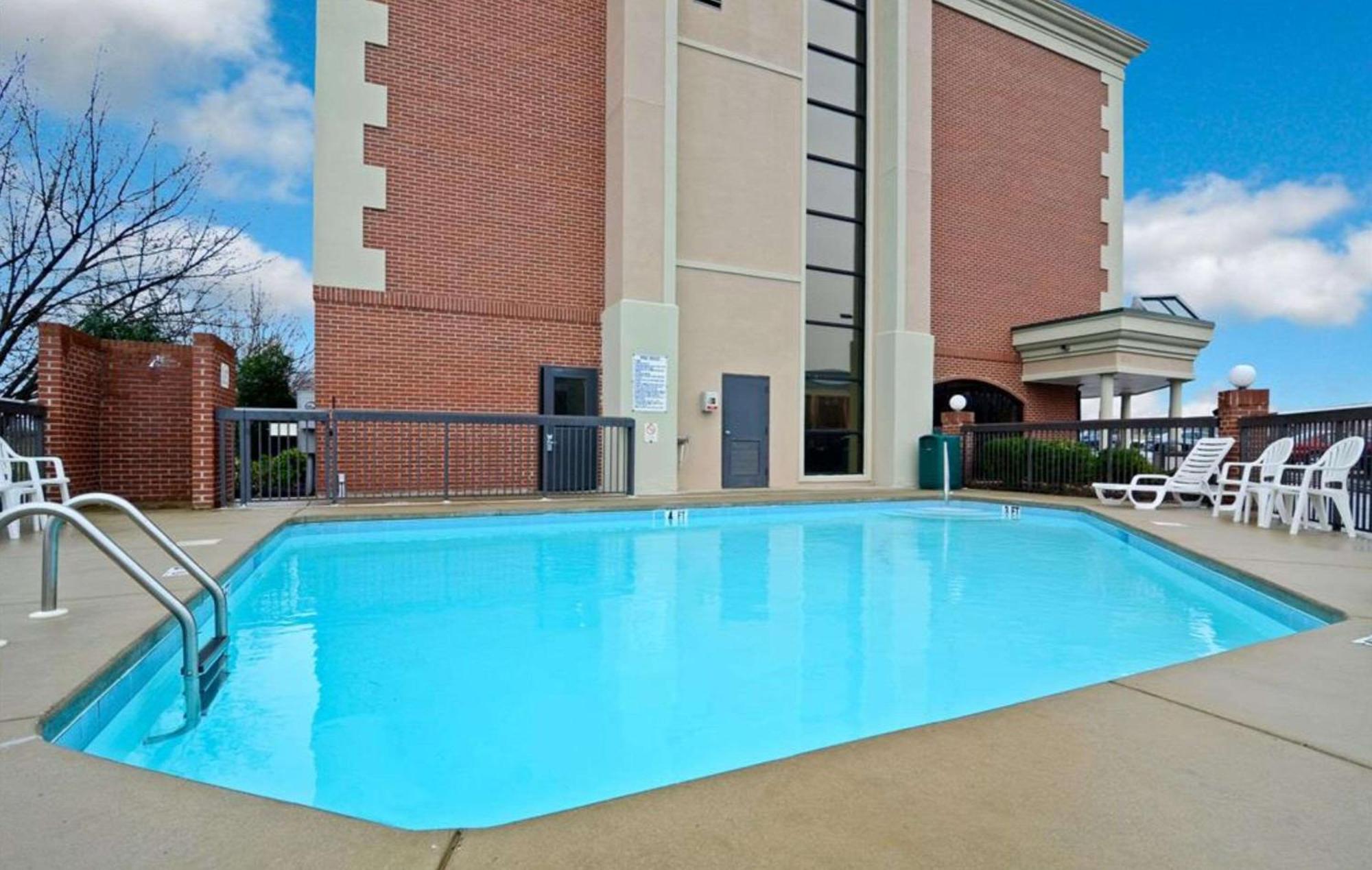 Hotel Clarion Pointe Greensboro Airport Exterior foto