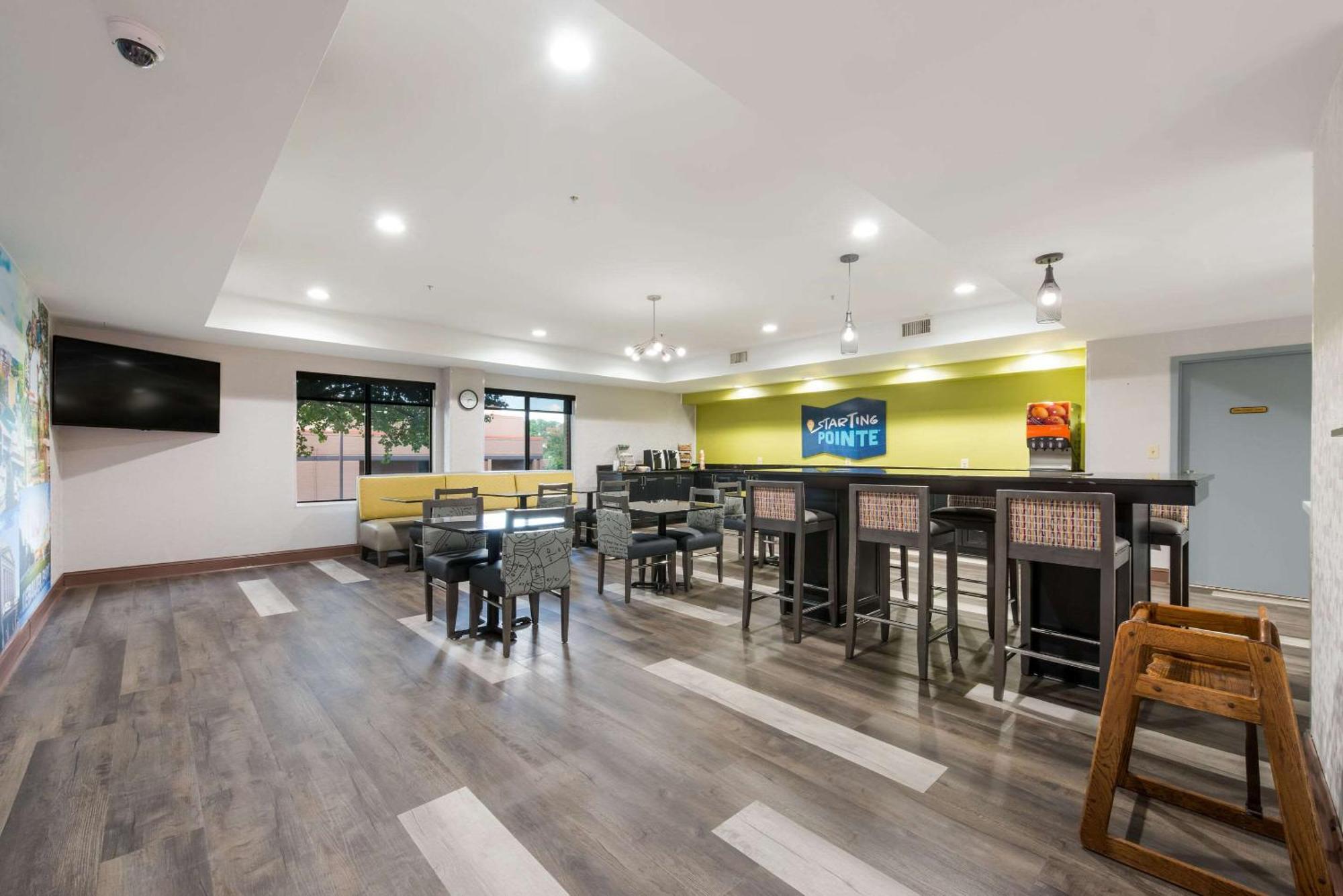 Clarion Pointe Greensboro Airport Exterior foto