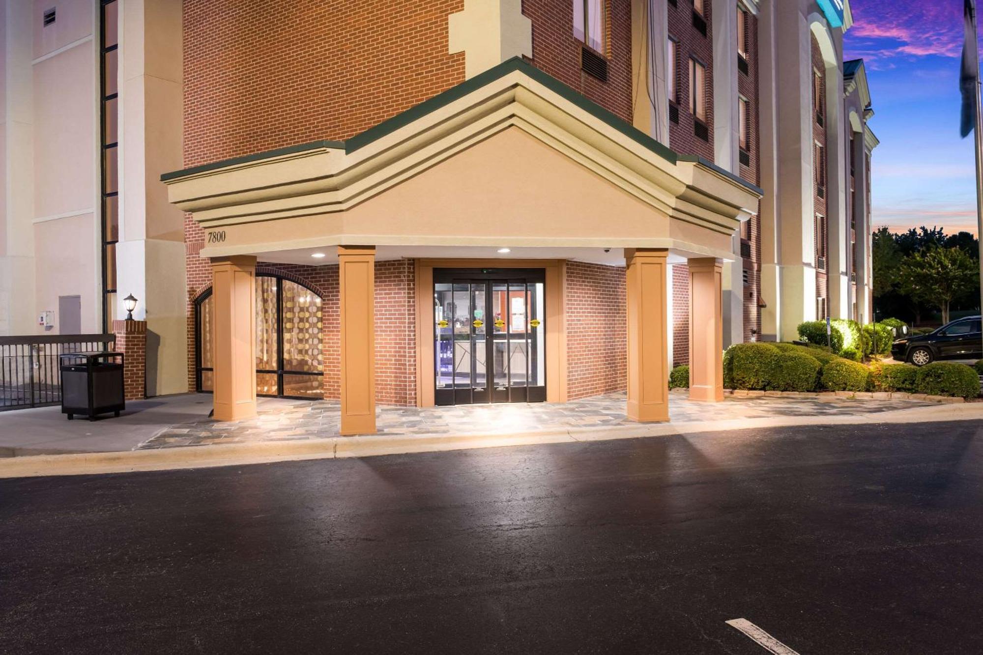 Hotel Clarion Pointe Greensboro Airport Exterior foto