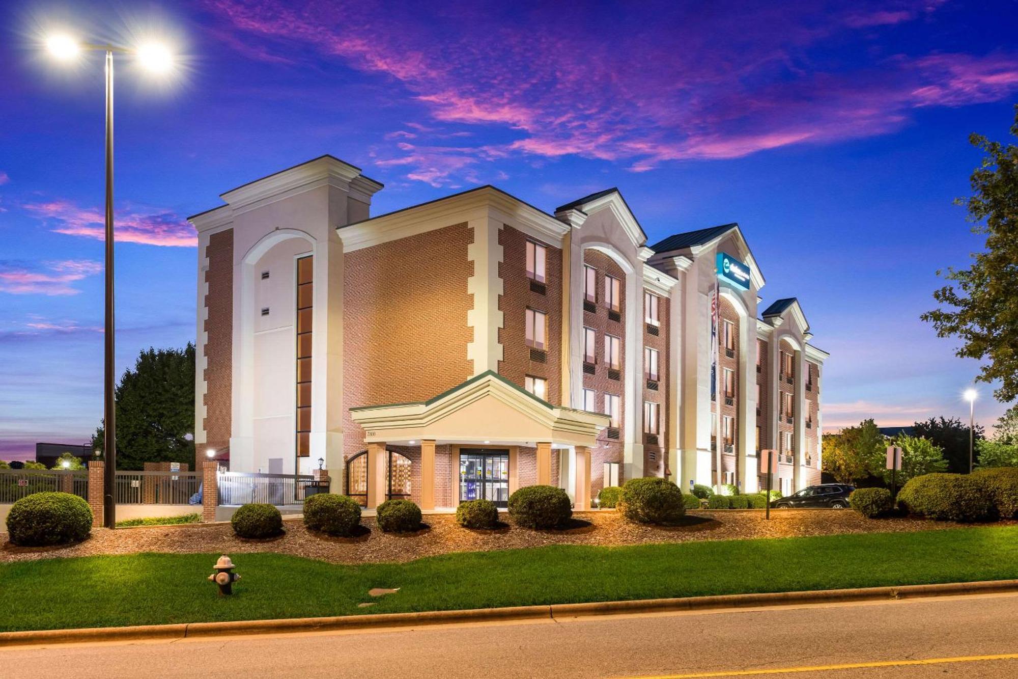 Hotel Clarion Pointe Greensboro Airport Exterior foto